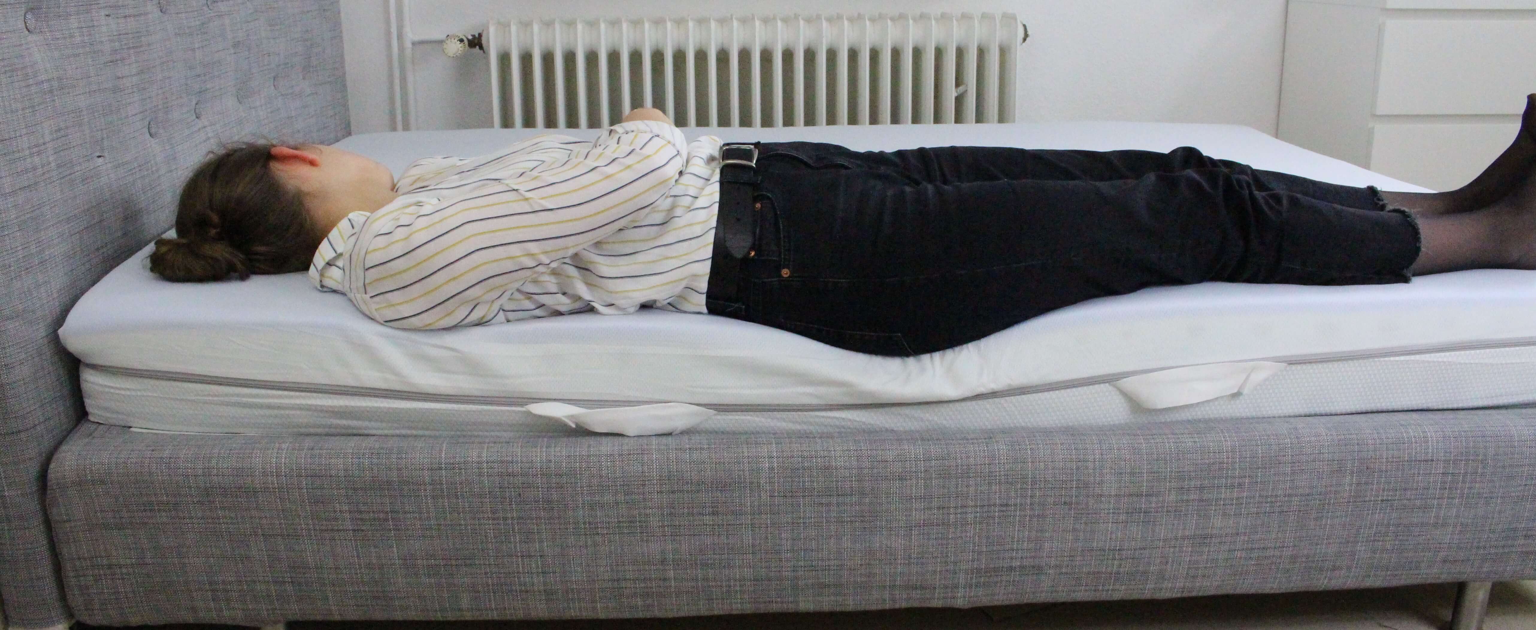 Avaliadora deitada de costas